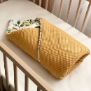 Paturica bebe din satin si stofa de vafe cu pilota Nordic mustar (7)